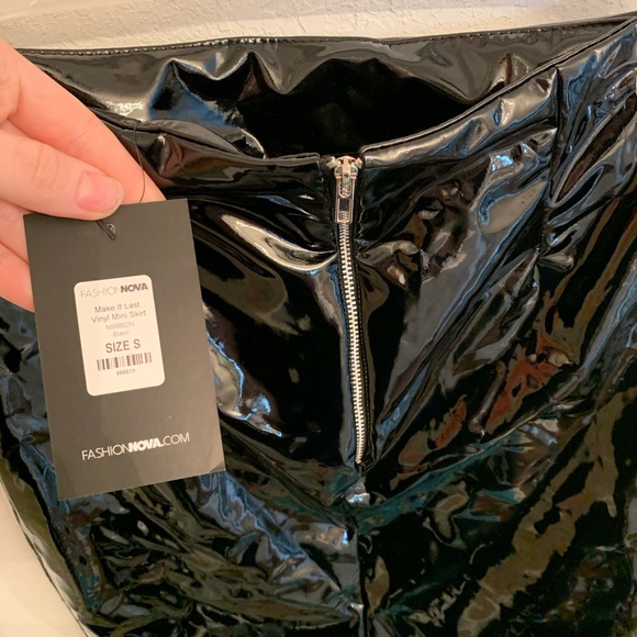 Tight fitted sleek mini skirt with slit on side - Picture 2 of 2